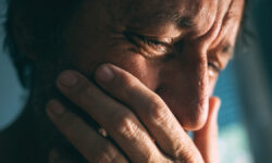 Уролог Андрей Смерницкий раскрыл ключевые ограничения в применении Виагры для здоровья EmotionalDistraughtSadManCryingStressedDealingWithMentalHealth