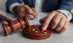 Ветераны СВО под угрозой Распадаются семьи участников спецоперации HusbandSigningDecreeOfDivorceDissolutionCancelingMarriageLegalSeparation