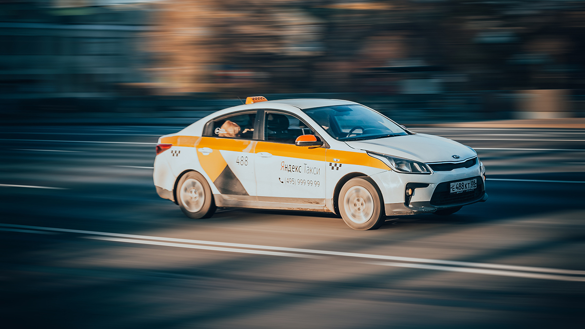 Очередь для заказа в такси в период пикового спроса запустили в России