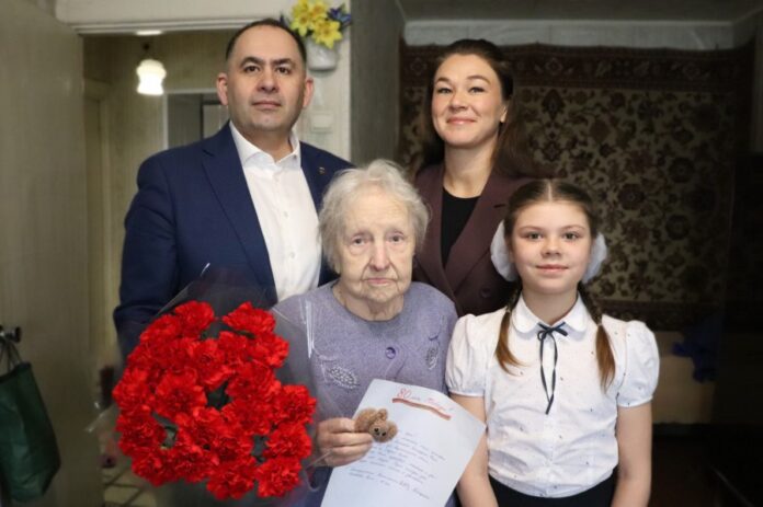 Юные жители Екатеринбурга передали ветеранам 2500 писем в честь Великой Отечественной войны-0