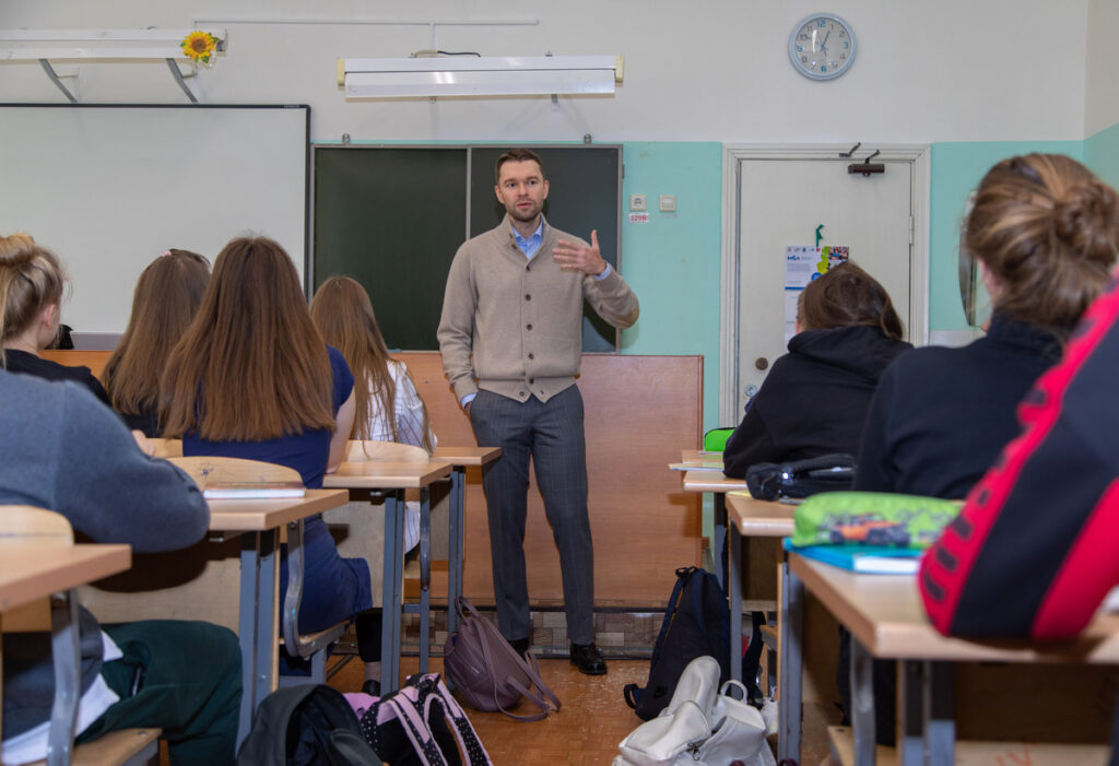 Алексей Вихарев встречается с активистами-школьниками