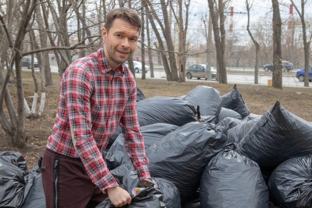 Алексей Вихарев участвует в эко-субботнике с волонтерами