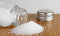 Андрей Бобровский о полезной соли - Гималайская розовая и выбор SaltShakerOnWoodenTable