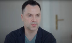 Арестович* требует срочных переговоров с Путиным для спасения Украины arestovich trebuet srochnyh peregovorov s putinym dlya spaseniya ukrainy-ul-rks-ru-174402036100-0