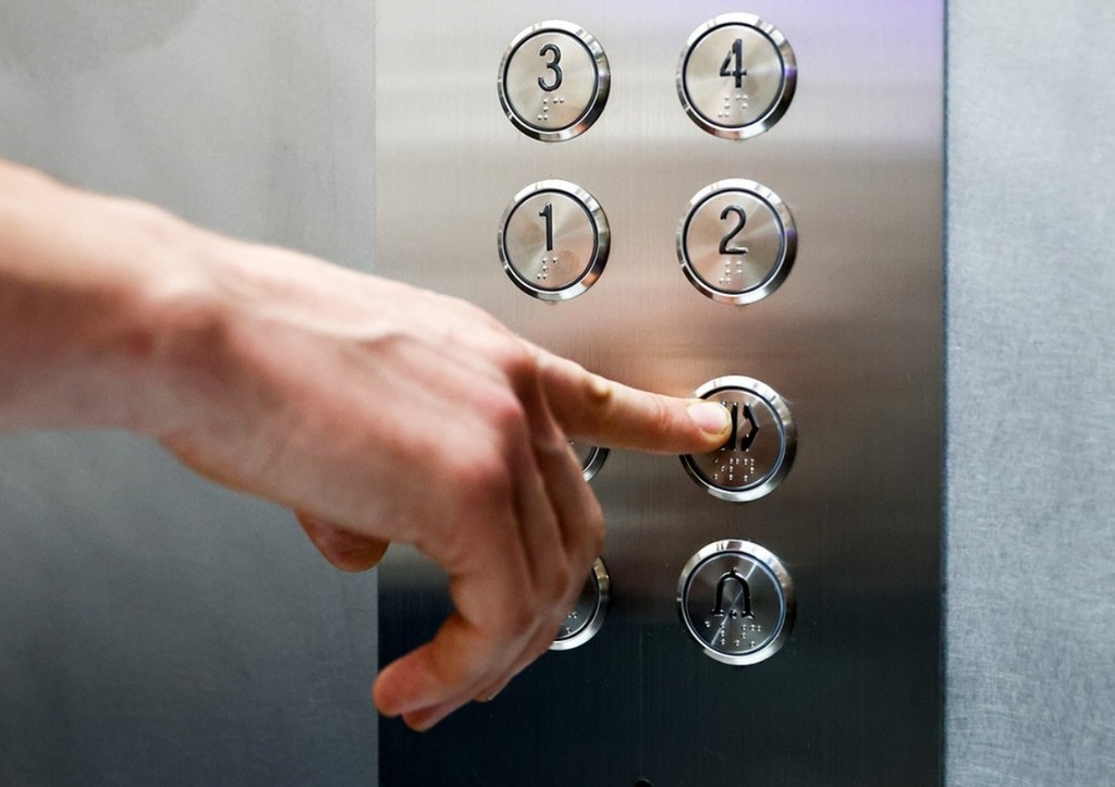 Лифт с девушкой внутри рухнул в московском торговом центре