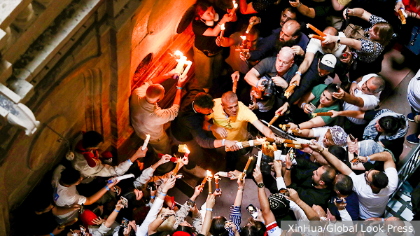 Благодатный огонь сошел в храме Гроба Господня в Иерусалиме