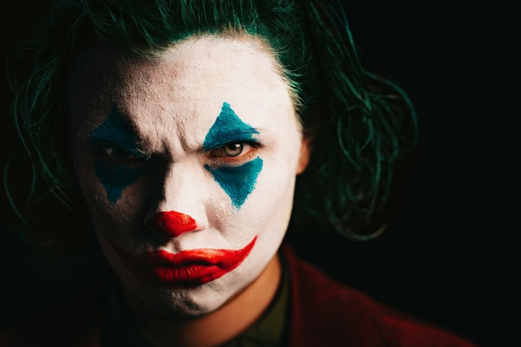 человек в образе джокера