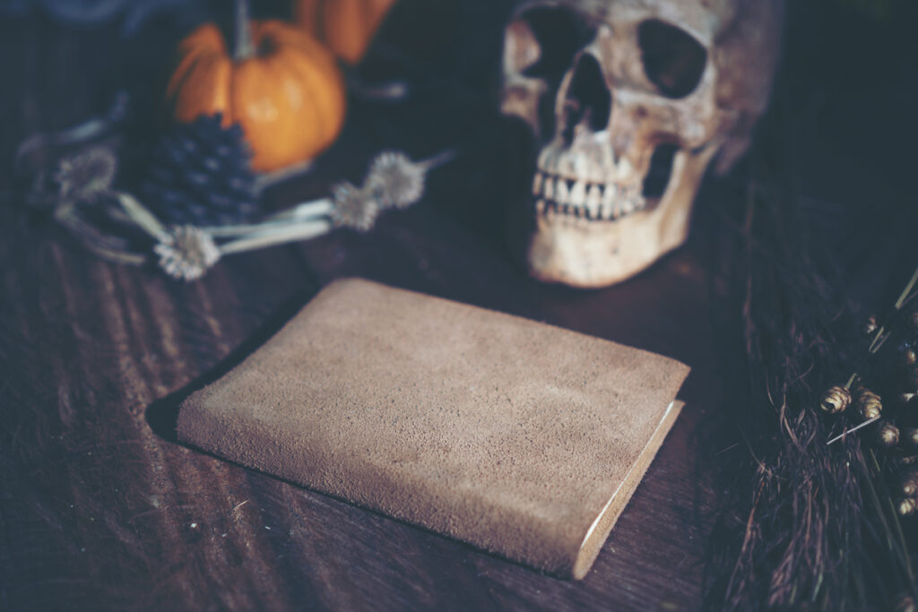 череп и книга