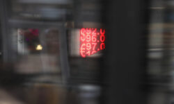 ЦБ снизил курс доллара и евро - прогнозы от АВИ Кэпитал Курсы валют в обменных пунктах Москвы 13 февраля