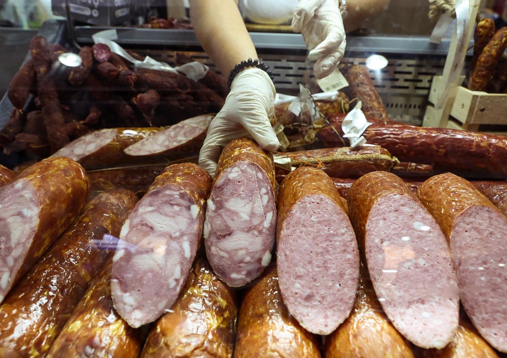 Стало известно, сосиски и колбасы какой марки повышают риск онкологии