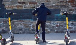 Денис Наумов и Максим Саутин о правилах первой помощи при ДТП с самокатом denis naumov i maksim sautin o pravilah pervoj pomoshhi pri dtp s samokatom-ul-rks-ru-174418144100-0