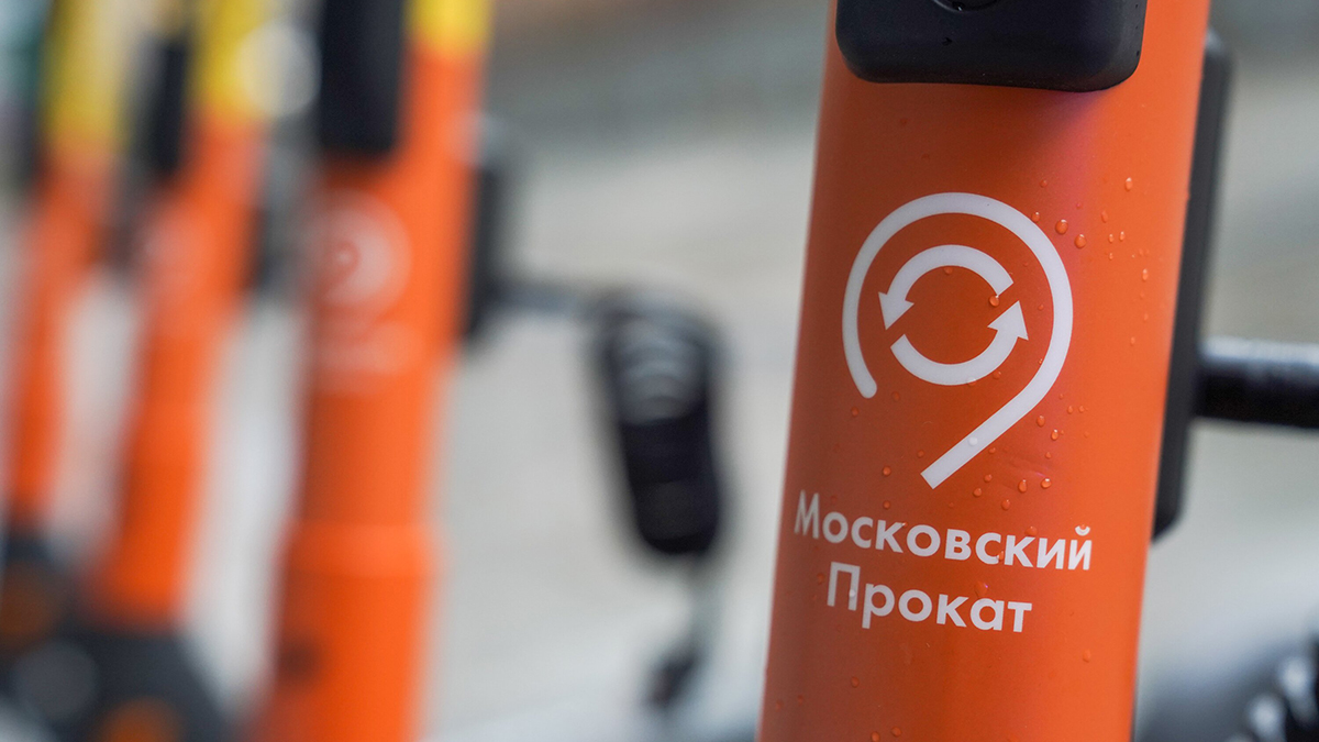 Автомобиль столкнулся с электросамокатом с двумя детьми на юге Москвы