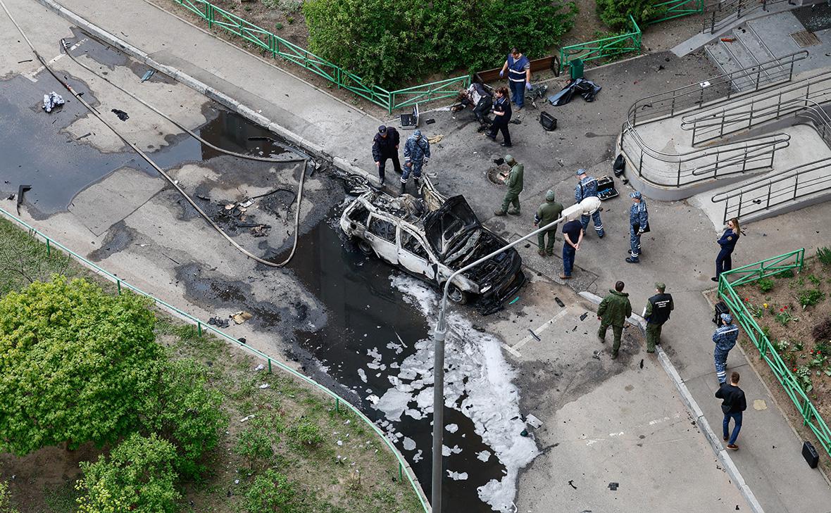 Обстановка на месте взрыва автомобиля на бульваре Нестерова в Балашихе (Юлия Морозова / Reuters)