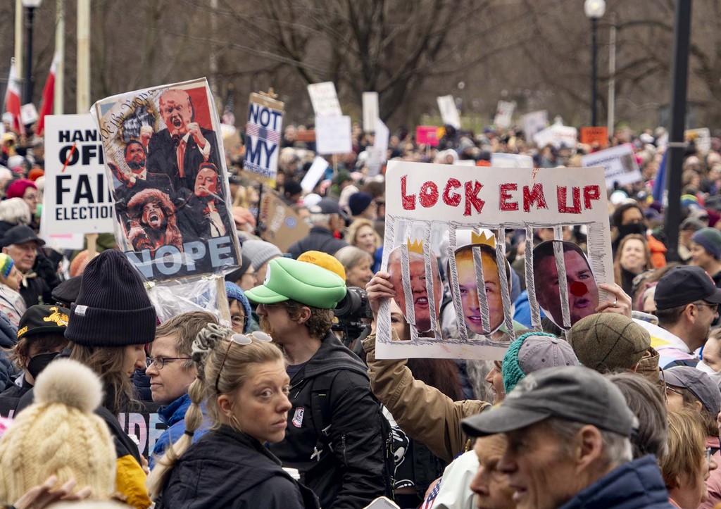 Протест «Hands Off» против политики Дональда Трампа