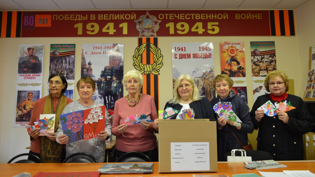 Координатор Совета ветеранов Алексеевского района Елена Якушева (третья справа) с другими волонтерами. Активисты в ближайшее время отправят гуманитарный груз для участников спецоперации и мирных жителей. В частности, подарки для бойцов к 9 Мая