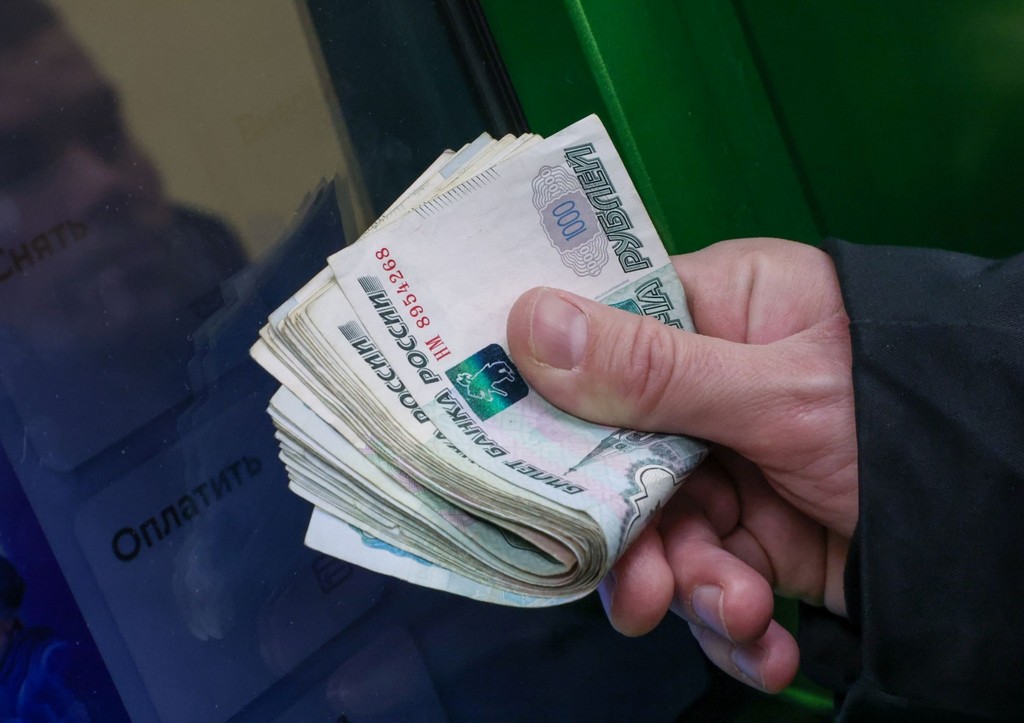 Раскрыта сумма долга, из-за которой могут не выпустить из России