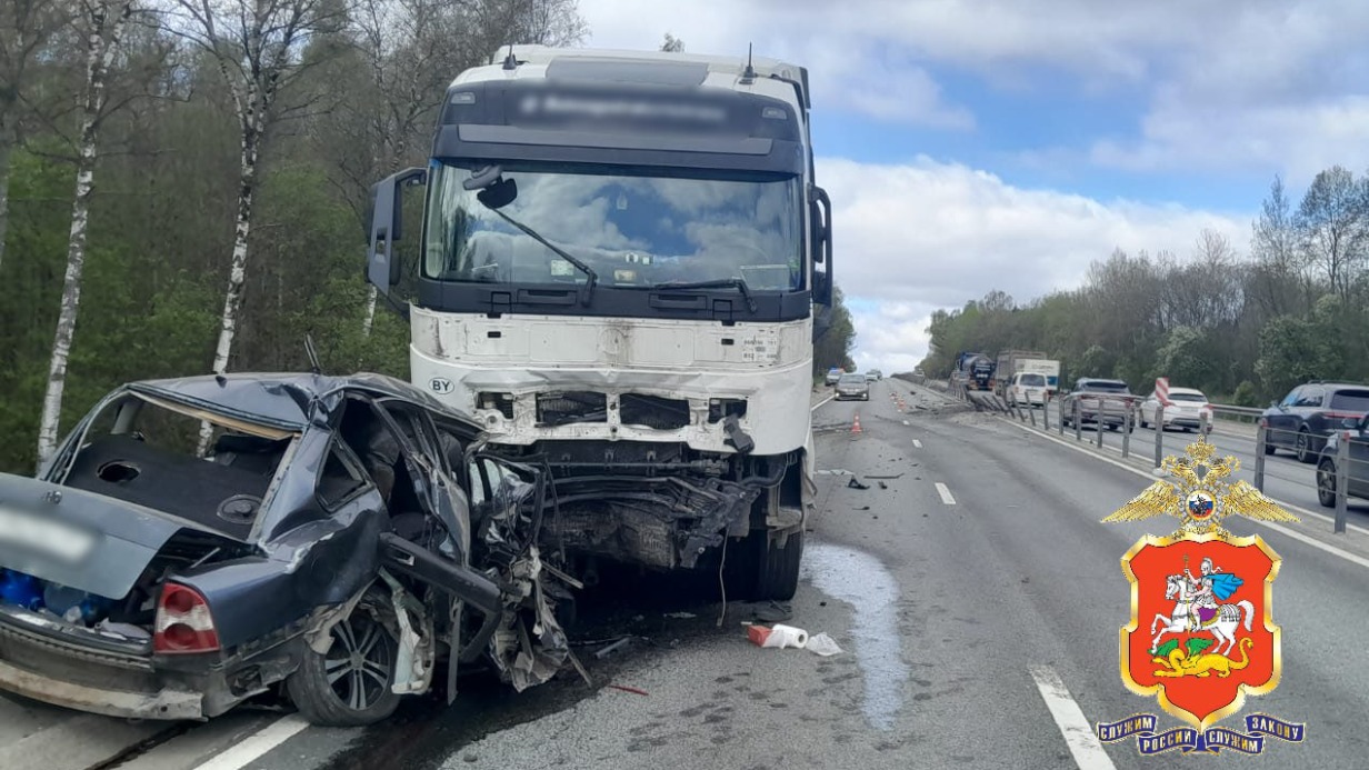 Фура в районе Можайска протаранила ограждение и выехала на встречку, двое погибли