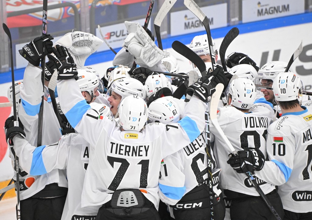 Игроки ХК «Динамо» радуются победе в матче в матче 1/8 финала плей-офф турнира Фонбет чемпионата КХЛ между ПХК ЦСКА (Москва) и ХК «Динамо Мн» (Минск)