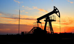 Нефтяные рынки Brent и WTI оживляются благодаря решениям ОПЕК+ и инициативам Дональда Трампа OilDrillingDerricksAtDesertOilfieldForFossilFuelsOutput