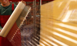 Оперативники ГУ МВД задержали жителя Псковской области за кражу стретч-пленки в Мытищах WorkerWrappingBoxesInStretchFilmAtWarehouseCloseup