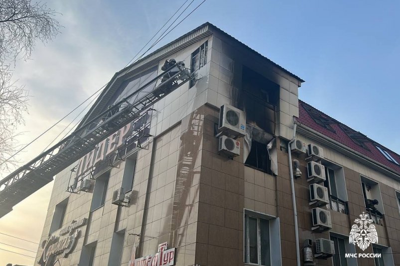 Мощный пожар вспыхнул в здании бизнес-центра в Артёме МЧС Приморского края