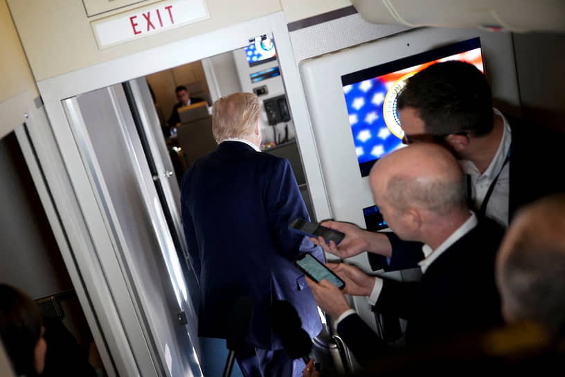 Президент США Дональд Трамп после общения с прессой на борту Air Force One