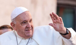 Папа Франциск радует верующих в Ватикане после выздоровления PopeFrancisWavesToTheFaithfulAsHeArrivesTo