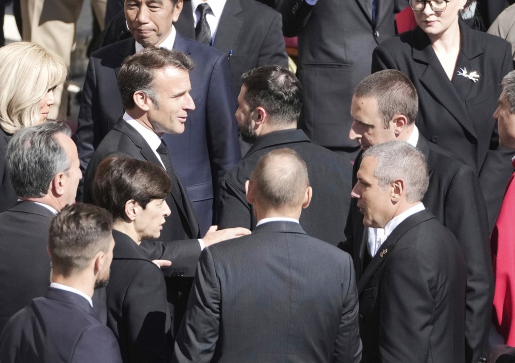 мманюэль Макрон (в центре слева) и президент Украины Владимир Зеленский