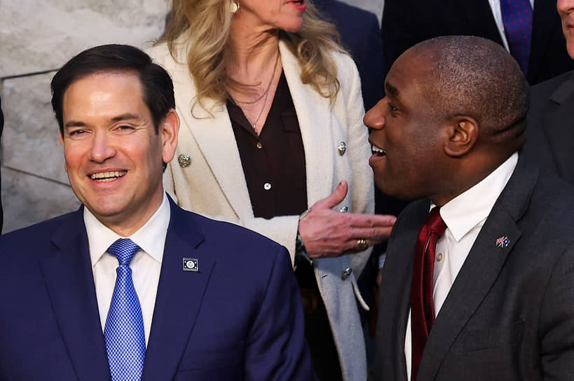 Госсекретарь США Марко Рубио (слева) и министр иностранных дел Великобритании Дэвид Лэмми