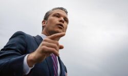 Пит Хегсет и Дональд Трамп - Белый дом укрепляет доверие к Пентагону pit hegset i donald tramp belyj dom ukreplyaet doverie k pentagonu-ul-rks-ru-174526374000-0