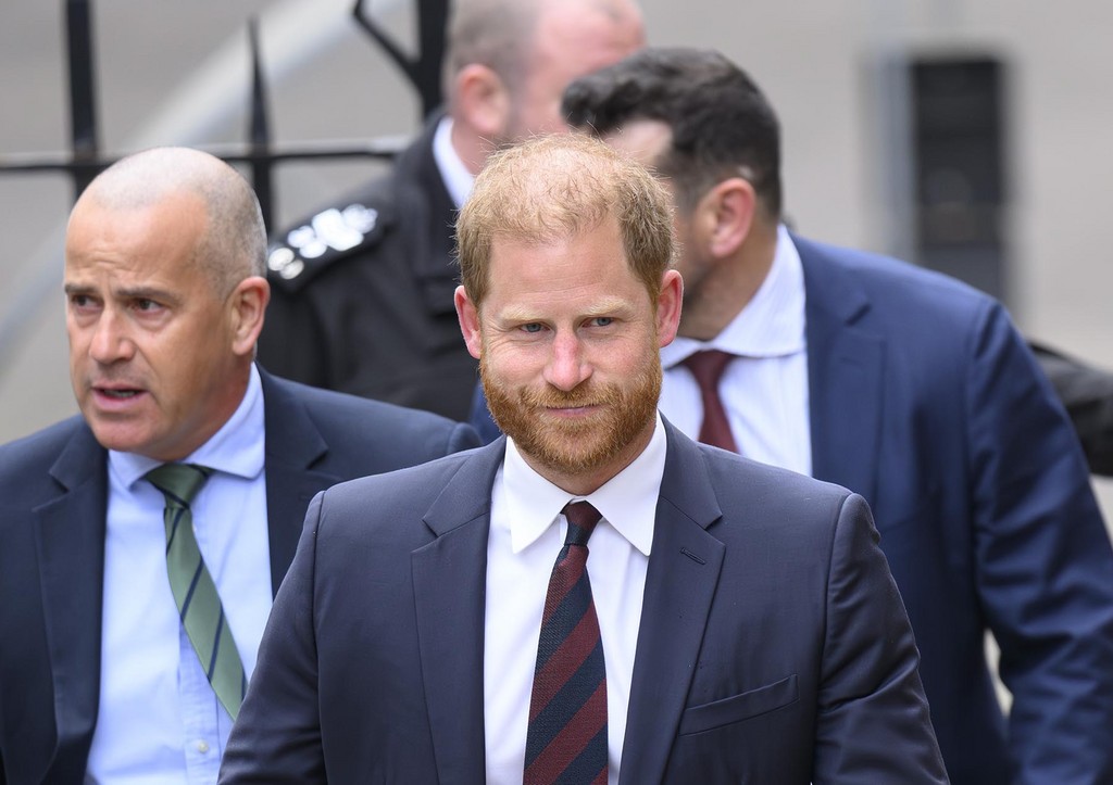 Принц Гарри с охраной