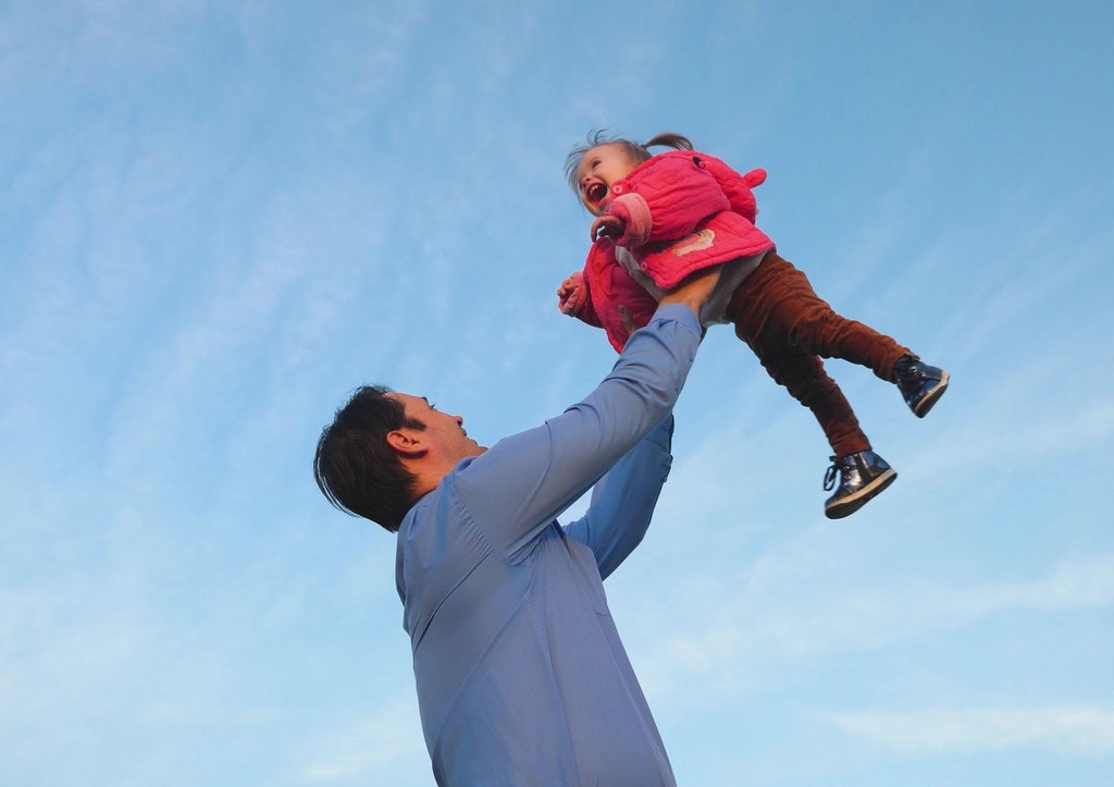 Родителям назвал неочевидную опасность популярной игры с младенцами