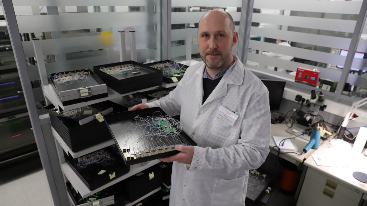 Гендиректор компании ИНИСТА Андрей Вебер показывает датчики для медицинских аппаратов