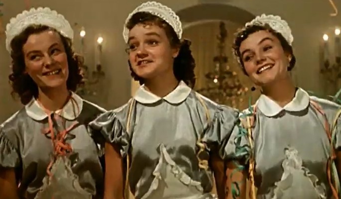 Смерти детей в 30 лет, опухоль мозга и мизерная пенсия: как живут сестры Шмелевы из "Карнавальной ночи"