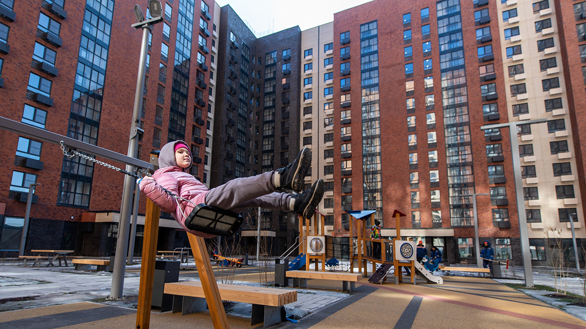 Владимир Ефимов: Почти 20 спортивных и детских площадок оборудовали возле новостроек по программе реновации в марте 2025 года