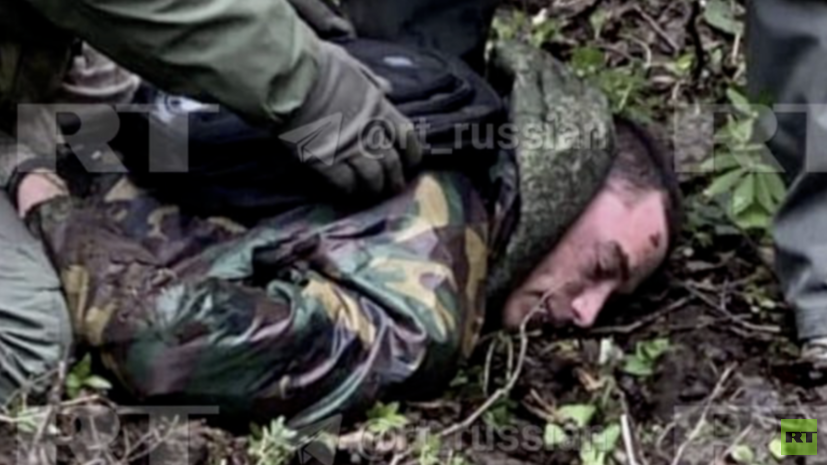 RT показал кадры допроса подозреваемого в убийстве полицейского в Кингисеппе