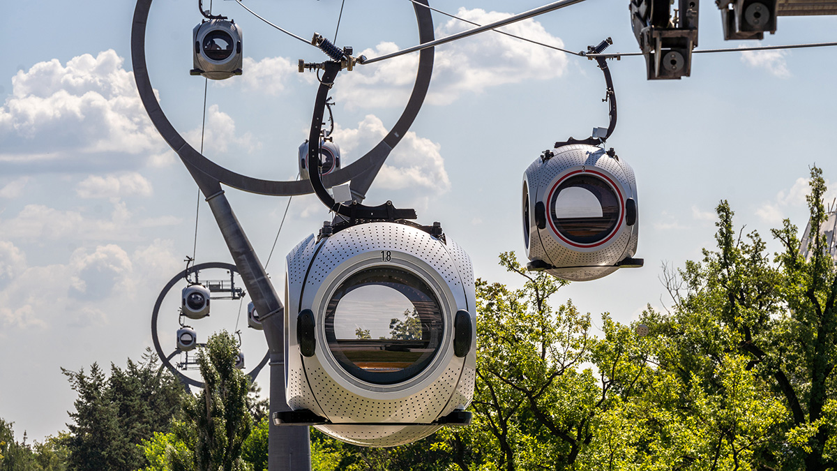 Работу канатной дороги на ВДНХ приостановили из-за сильного ветра