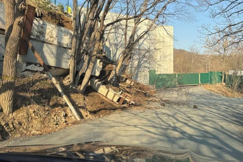 Подпорная стена на Лесной, 153д обрушилась Telegram-канал (18+) "Дерзкий Владивосток"