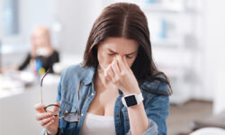 Ясновидящая Кажетта объяснила как распознать сглаз и вернуть радость жизни Tired female taking off her glasses