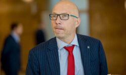 Заксобрание Приморья рассматривает досрочное прекращение полномочий Геннадия Шульги zaksobranie primorya rassmatrivaet dosrochnoe prekrashhenie polnomochij gennadiya shulgi-ul-rks-ru-174353956000-0