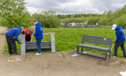 Алексей Вихарев подарил Шарташскому лесопарку 15 экоскамеек из пластика aleksej viharev skamejki2_ul-rks