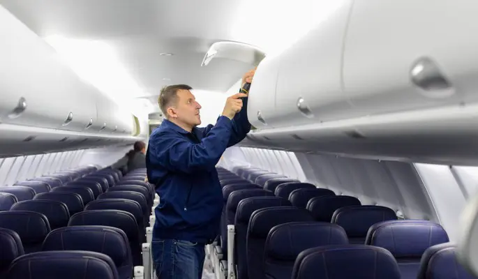 Любителей похулиганить в самолете начнут наказывать по-новому