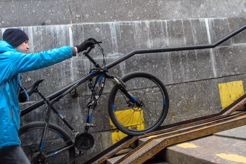 Безопасность курьеров Москвы достигает нового уровня благодаря IoT-модулю и Яндекс Байк-0