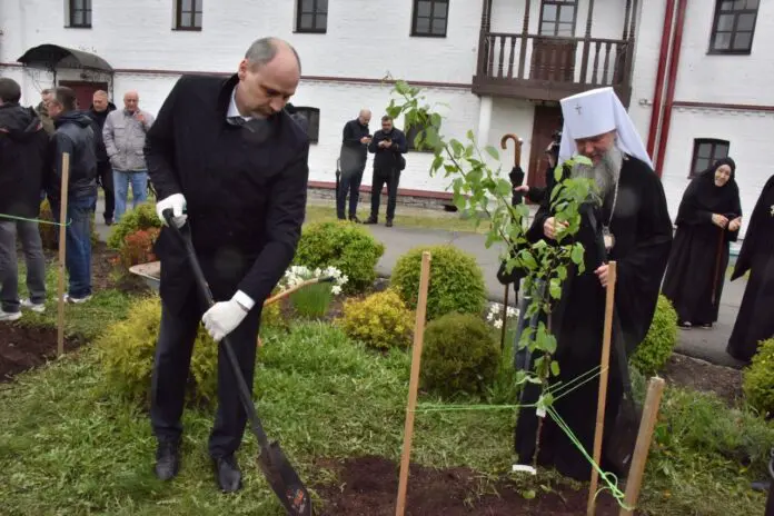 Денис Паслер и митрополит Евгений обсудили развитие Верхотурья и монастырей-0