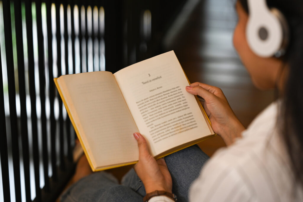 девушка читает книгу
