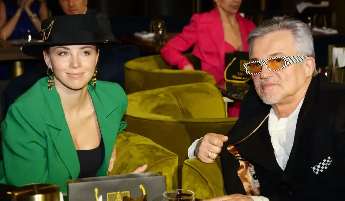 Дала повод для сплетен: жена оставила Диброва и улетела за пределы России