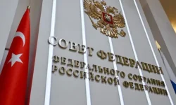 emmanyuel makron i aleksej pushkov vyzyvayut ulybki izza inczidenta s saharom-ul-rks-ru-174704717700-0