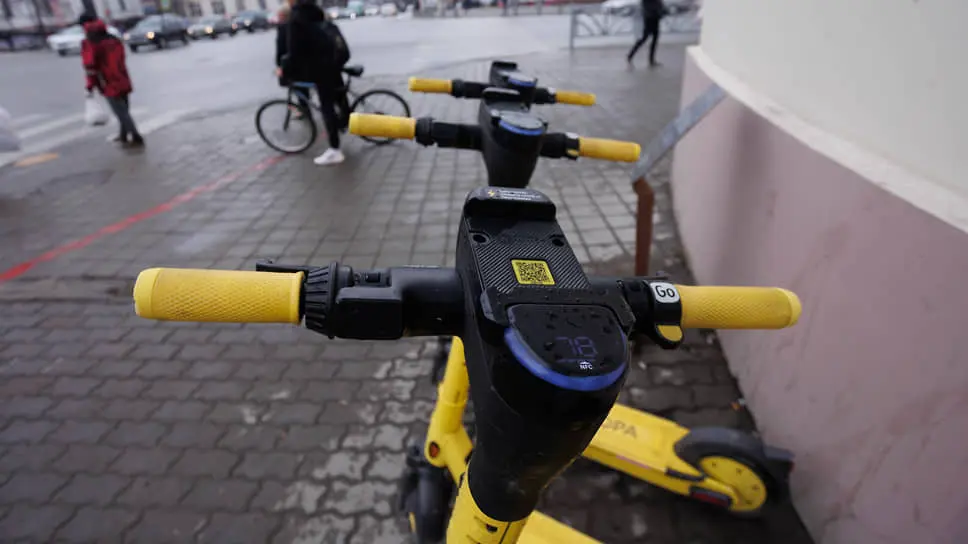 ГИБДД и Администрация Екатеринбурга рассматривают ДТП с Hyundai Solaris и самокатами Whoosh-0