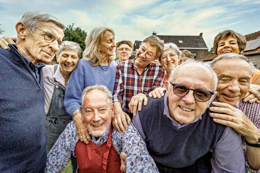 Группа счастливых пожилых людей
