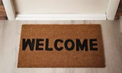 kazhetta ahmetzhanova i evgeniya belova obsuzhdayut energiyu chisel v kvartire-ul-rks-ru-174713520200-0